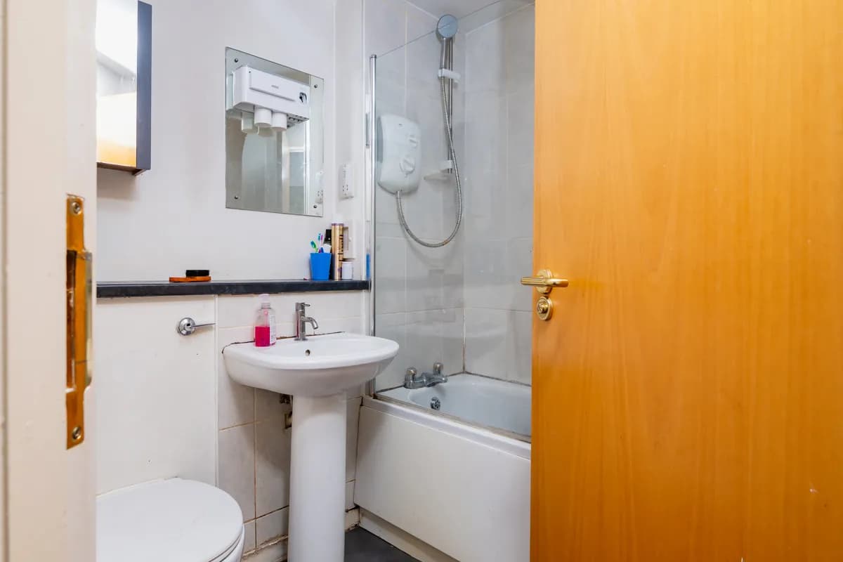 property photo 6 of 18