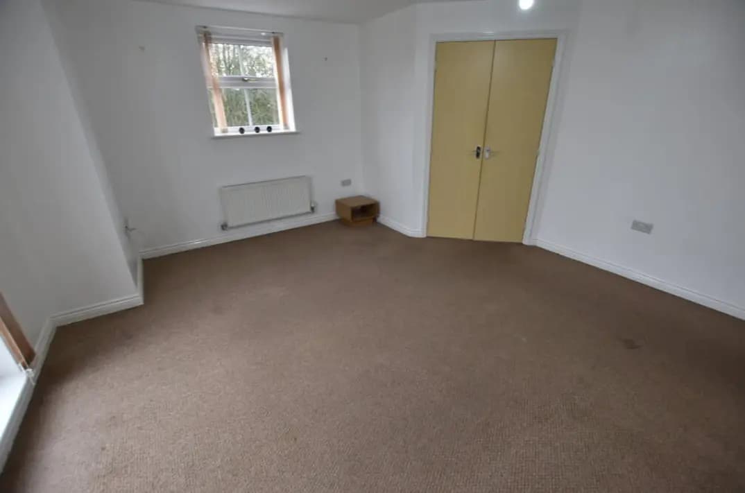 property photo 4 of 12