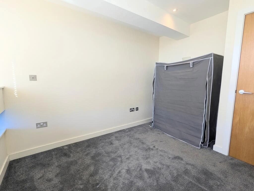 property photo 8 of 14