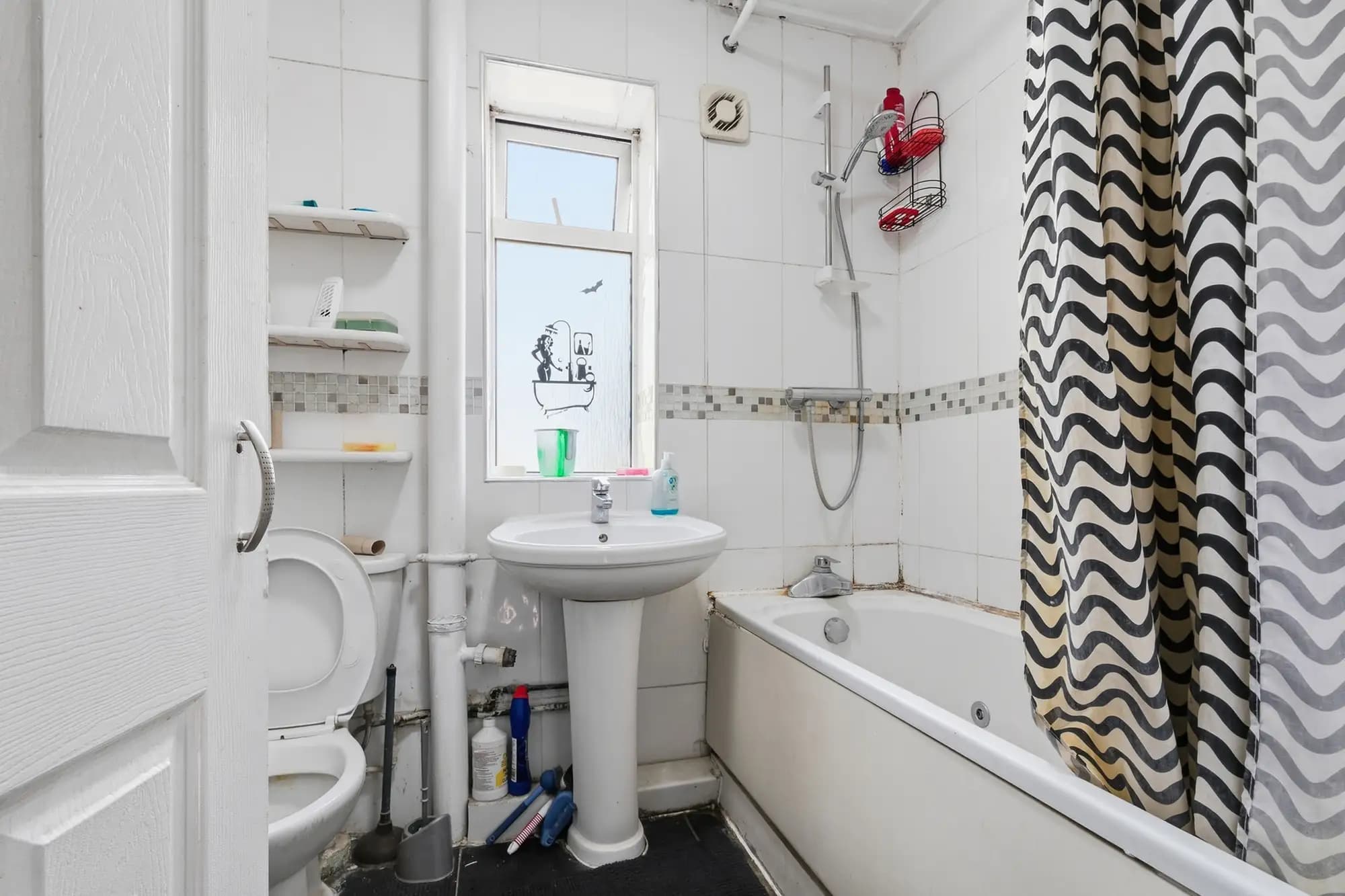 property photo 5 of 17