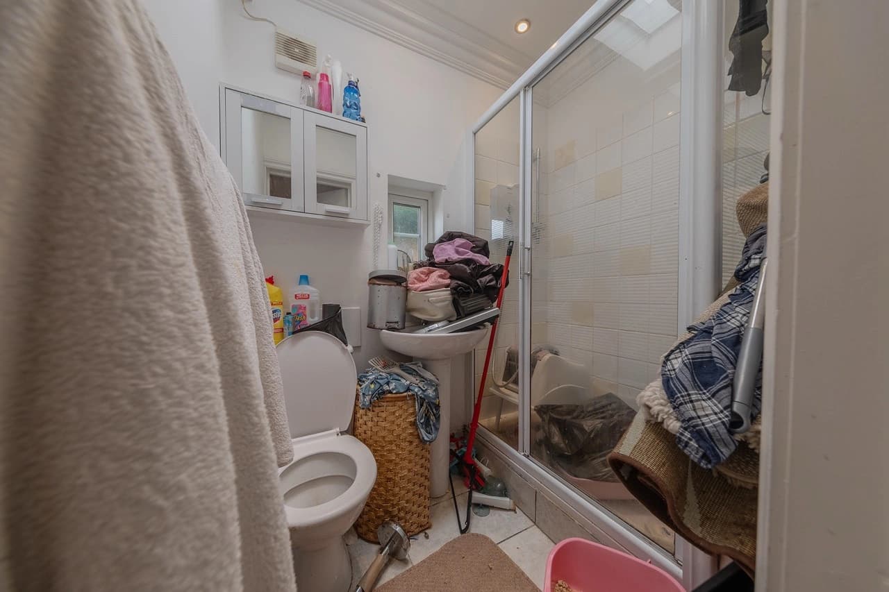 property photo 5 of 10